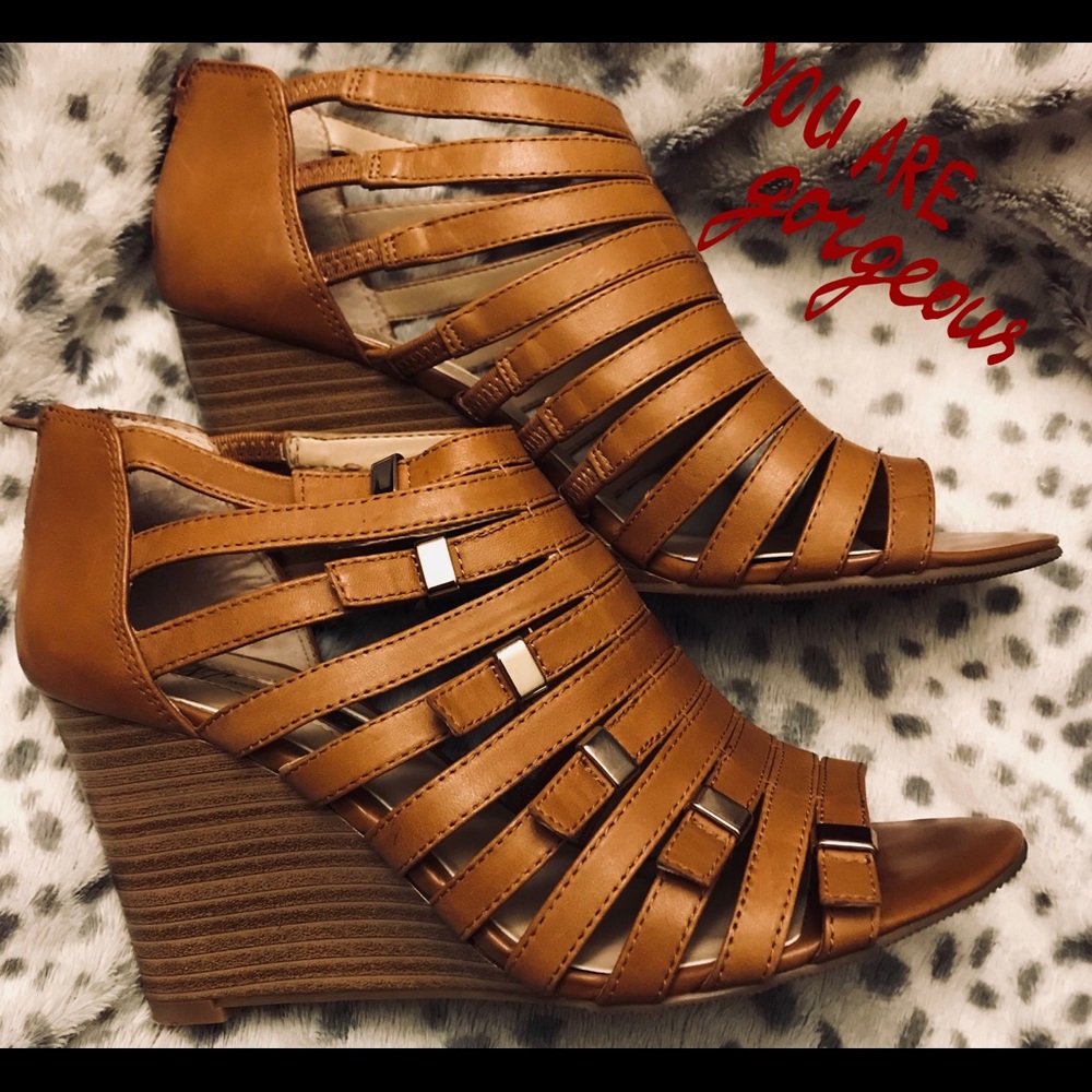 Beautiful WOOD Detailed Wedges - Picture 2 of 8
